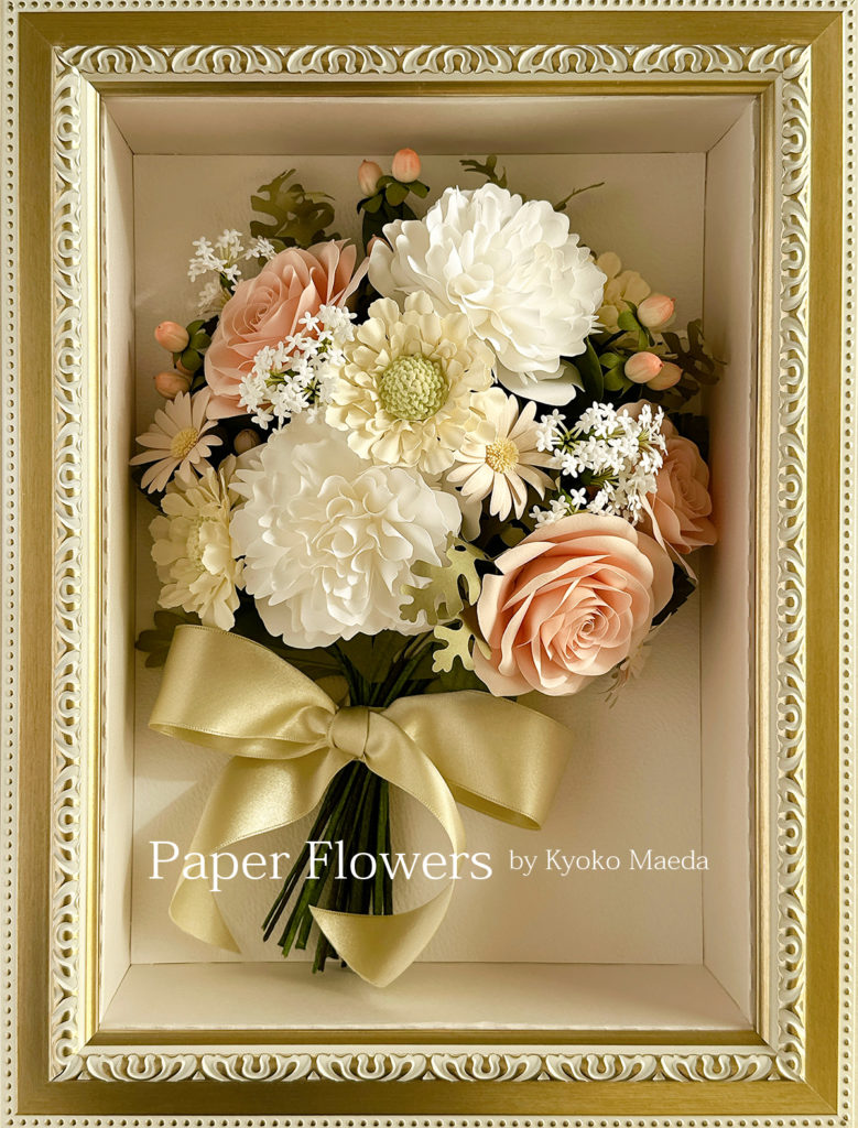バラ、シャクヤク、スカビオサなどのペーパーフラワーブーケ