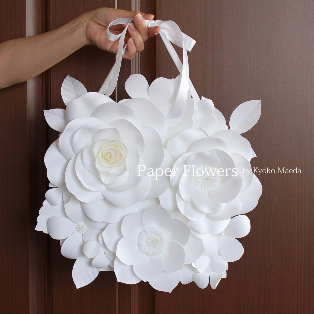 前田京子のペーパーフラワー、ペーパークラフト、ペーパーアートの白いウォールフラワー