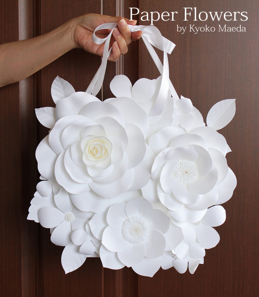 前田京子のペーパーフラワー、ペーパークラフト、ペーパーアートの白いバラのウォールフラワー
